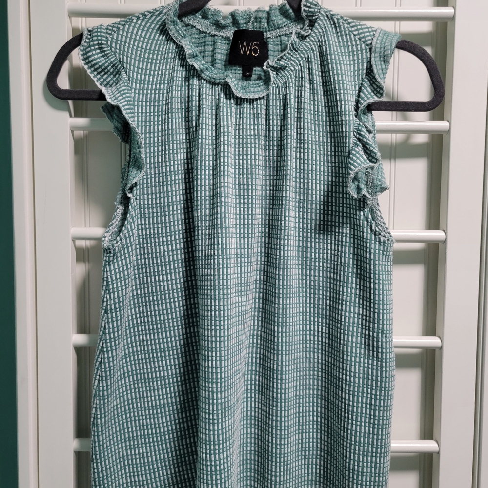 W5 Athropologie Green/White Ruffled Tank Top. Size Medium. EUC